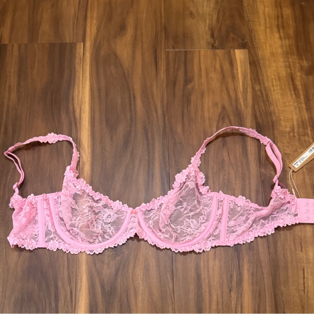 SKIMS Lace Underwire Bra in Soft Pink